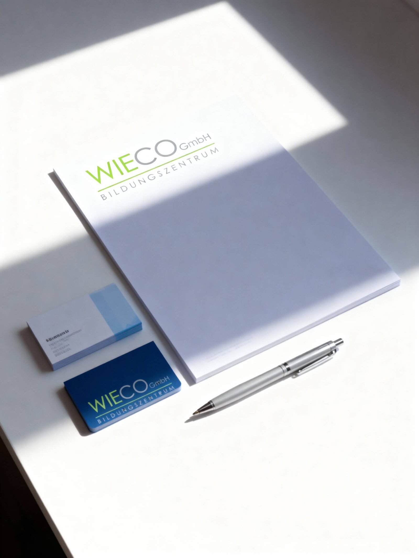 http://Büromaterialien%20von%20WIECO%20GmbH,%20einschließlich%20Notizblock,%20Visitenkarten%20und%20Kugelschreiber,%20auf%20einem%20hellen%20Tisch,%20ideal%20für%20Bildungszentrum-Marketing.