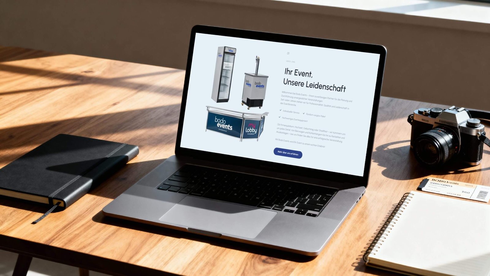 http://Laptop%20mit%20geöffneter%20Webseite%20von%20Bodo%20Events,%20die%20Eventplanungsdienste%20und%20-lösungen%20präsentiert,%20auf%20einem%20Holztisch%20neben%20einem%20Notizbuch%20und%20einer%20Kamera.