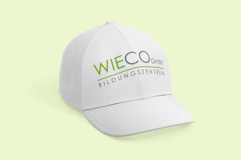http://Weiße%20Cap%20mit%20dem%20Logo%20der%20WIECO%20GmbH%20Bildungszentrum,%20ideal%20für%20Schulungen%20und%20Veranstaltungen.