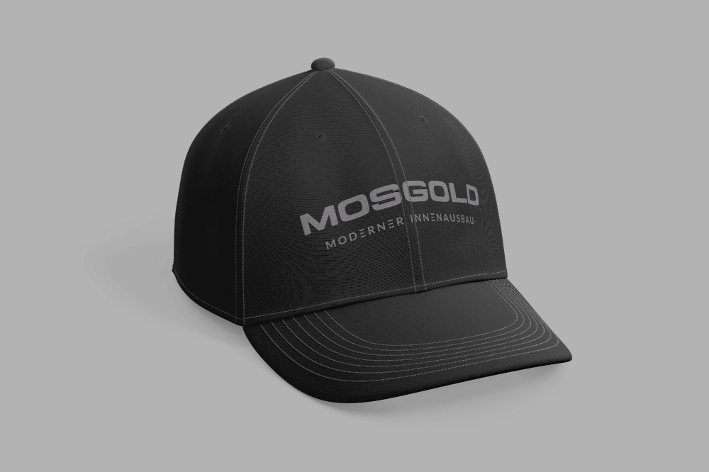 http://Schwarze%20Baseballmütze%20mit%20dem%20Aufdruck%20MOSGOLD%20MODERNER%20INNENAUSBAU%20auf%20der%20Vorderseite,%20ideal%20für%20modische%20Freizeitlooks%20und%20Branding.