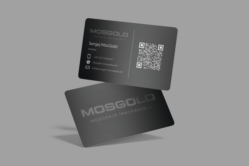 http://Visitenkarte%20von%20MosGold,%20einem%20modernen%20Innenausbauunternehmen.%20Die%20Vorderseite%20zeigt%20den%20Namen%20des%20Inhabers%20Sergej%20MosGold,%20Kontaktdaten%20und%20einen%20QR-Code.%20Die%20Rückseite%20ist%20schlicht%20mit%20dem%20Logo%20und%20dem%20Firmennamen.
