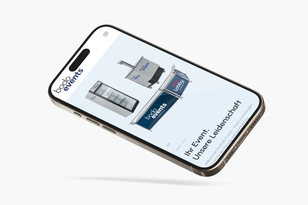 http://Smartphone%20zeigt%20die%20Website%20von%20Bodo%20Events%20mit%20Informationen%20zu%20Eventdienstleistungen,%20einschließlich%20Kühlschrank%20und%20Eventmobiliar.
