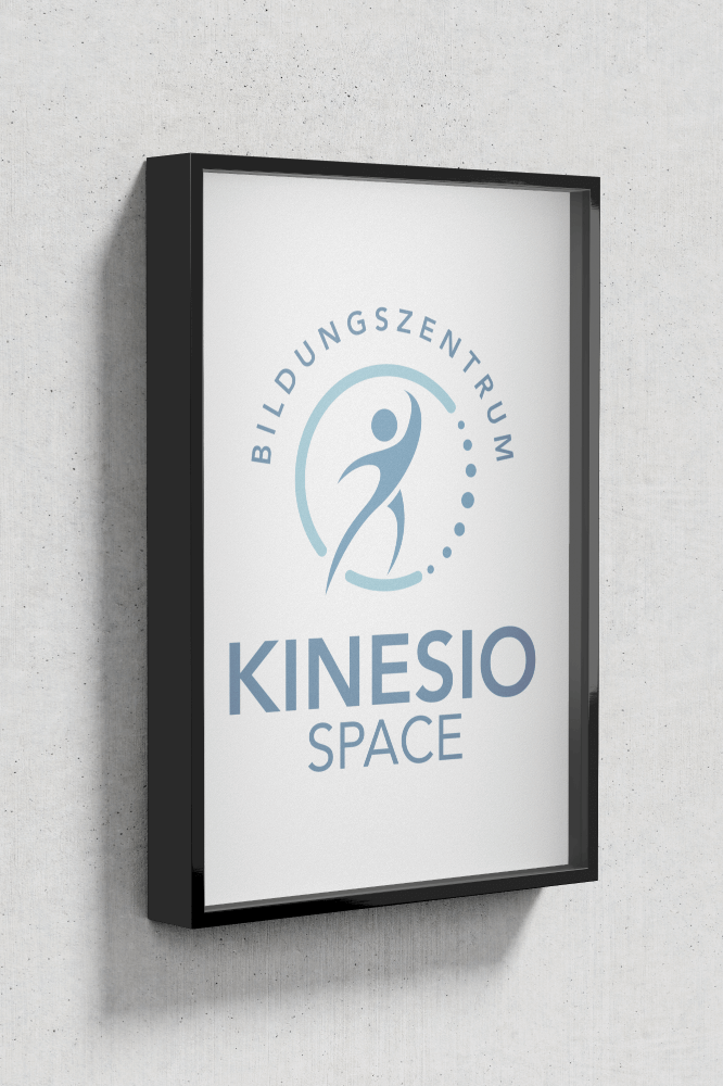 http://Logo%20des%20Bildungszentrums%20KINESIO%20SPACE,%20das%20Bewegung%20und%20Gesundheit%20fördert,%20auf%20einem%20modernen%20Schild%20an%20einer%20Betonwand.