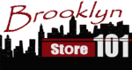 Logo von Brooklyn Store 101 mit einer stilisierten Skyline im Hintergrund, in den Farben Rot und Schwarz.