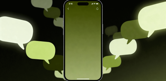 Smartphone mit leeren Chatfenstern und schwebenden Sprechblasen auf schwarzem Hintergrund, symbolisiert digitale Kommunikation und Messaging-Apps.