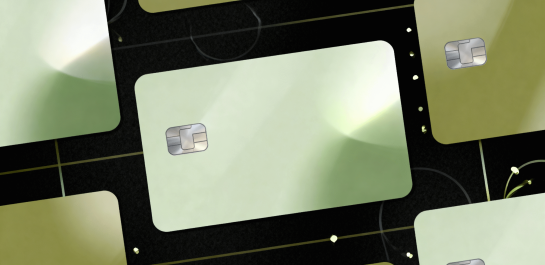 Abstrakte Darstellung mehrerer Kreditkarten auf einem dunklen Hintergrund, die unterschiedliche Grüntöne zeigen und mit einem Chip versehen sind. Ideal für Finanz- und Bankwesen-Themen.