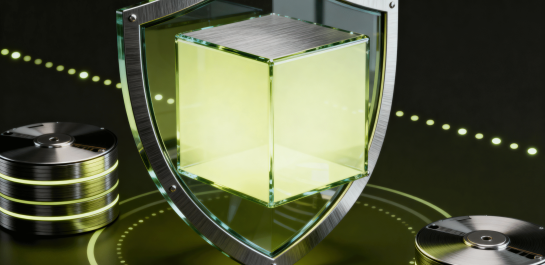 Ein transparentes, gelbliches Datenblock-Design in einem Schutzschild, umgeben von stilisierten Datenträgern. Die Darstellung symbolisiert Datensicherheit und Schutz vor Cyber-Bedrohungen.